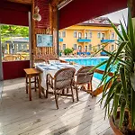 Suzanne & Restaurant מלון *